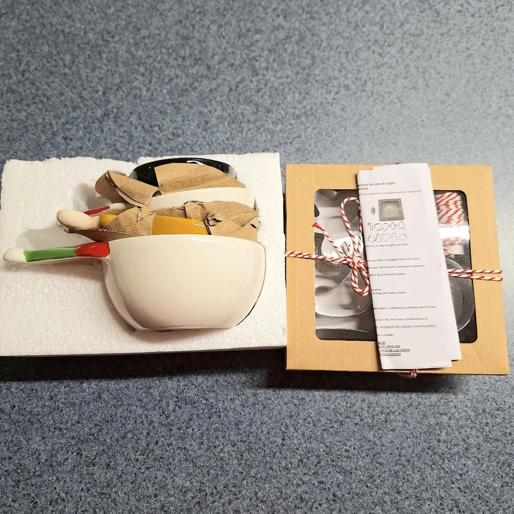 Avon Festive Holiday Ceramic Measuring Cups and Cookie Cutter Bundle, NWT